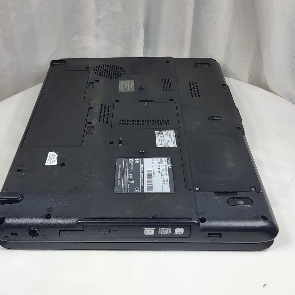 Parts Only or Repair. Toshiba Satellite L3550-S7901 Laptop